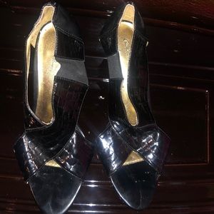 Black Patent-Shine Criss-Cross Open Heeled Sandals